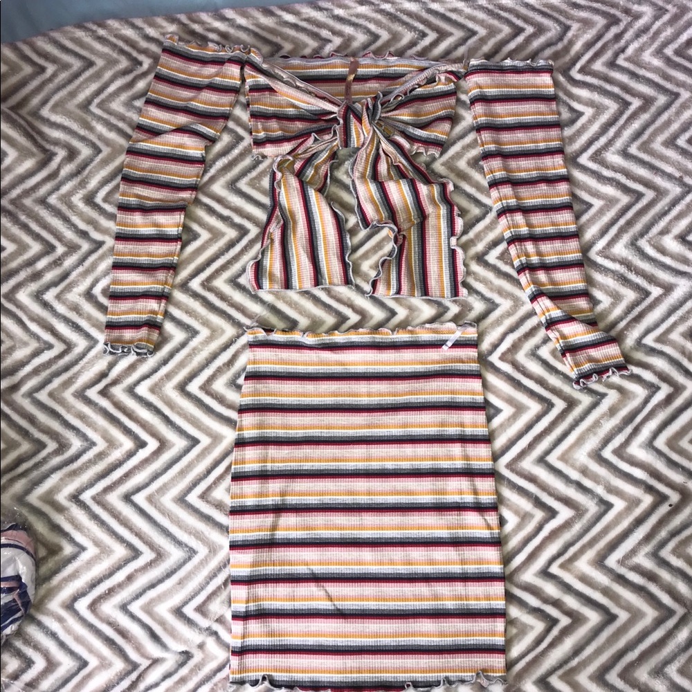 Two piece - Picture 4 of 4